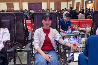 Cán bộ giáo viên trường tham gia hoạt động hiến máu tình nguyện